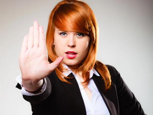 Frau mit Stoppzeichen-Geste — Stockfoto