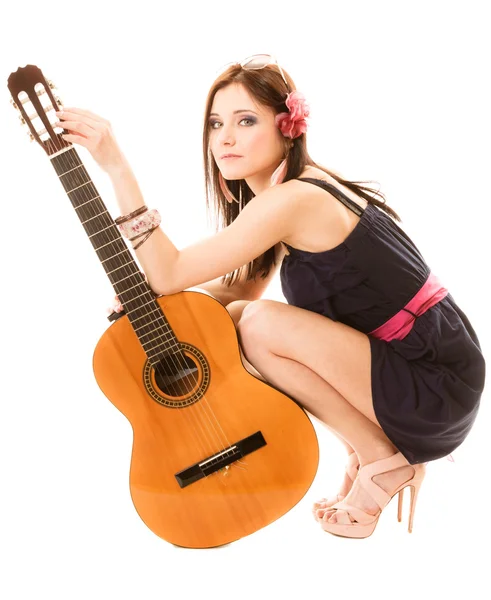 Musikälskare, sommartjej med gitarr isolerad — Stockfoto