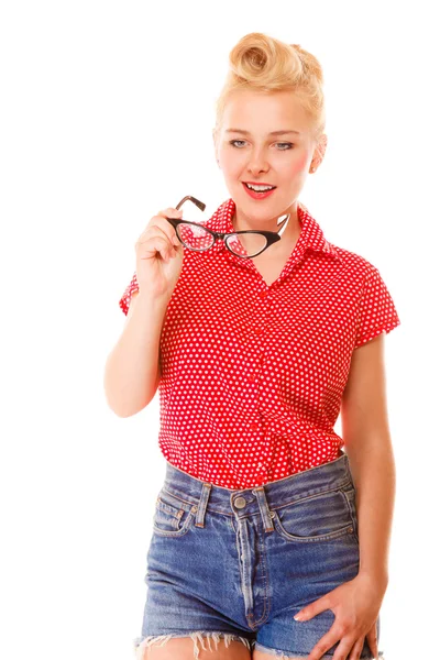 Bela menina penteado retro mantém óculos isolados — Fotografia de Stock