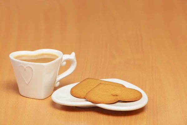 Peperkoek cookies en thee koffie op tafel. — Stockfoto