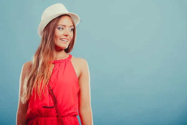Χαριτωμένο μόδας γυναίκα με καπέλο και κόκκινο πουκάμισο. Πορτρέτο. — Φωτογραφία Αρχείου