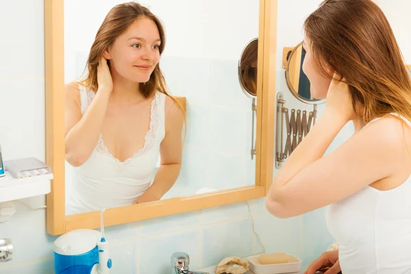 Frau ohne Make-up im Badezimmer. — Stockfoto