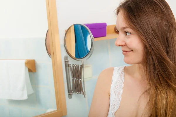 Frau ohne Make-up im Badezimmer. — Stockfoto