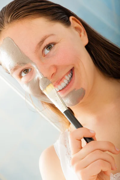 Mujer aplicando máscara facial de barro — Foto de Stock