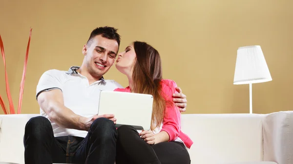 Paar mit Tablet sitzt zu Hause auf Couch — Stockfoto