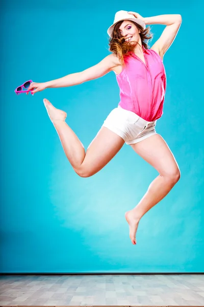 Mulher de verão em chapéu de palha saltando — Fotografia de Stock