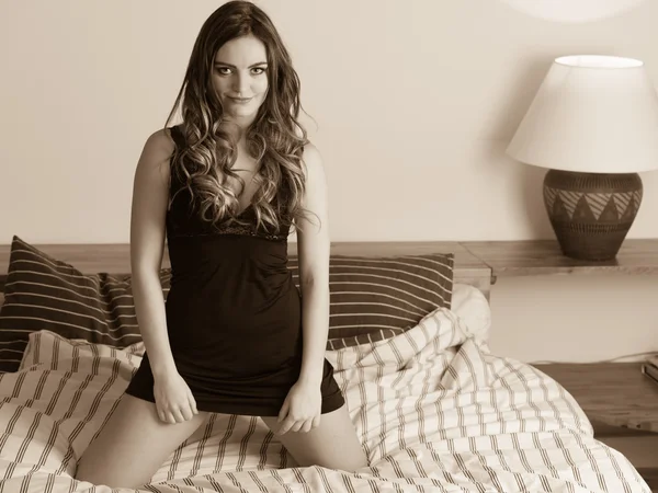 Förförisk ung kvinna i underkläder i sängen. — Stockfoto