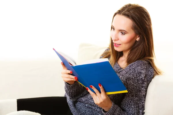 Mulher sentada no sofá leitura livro em casa — Fotografia de Stock