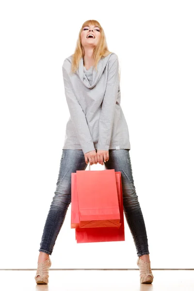 Chica en longitud completa con bolsas de compras rojas aisladas — Foto de Stock