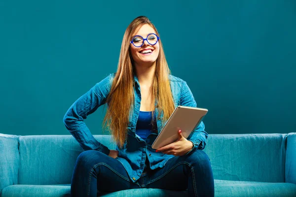 Žena s tablet sezení — Stock fotografie