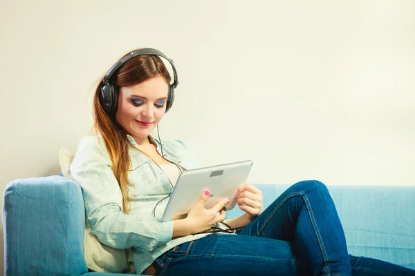 Mujer usando tableta — Foto de Stock