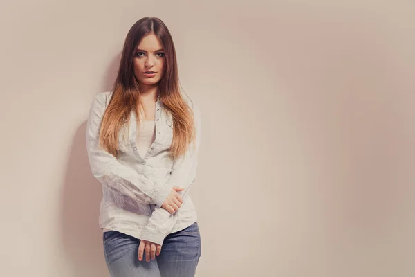 Jovem mulher na moda posando — Fotografia de Stock