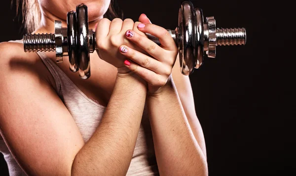 Musculosa chica levantamiento dumbbell —  Fotos de Stock