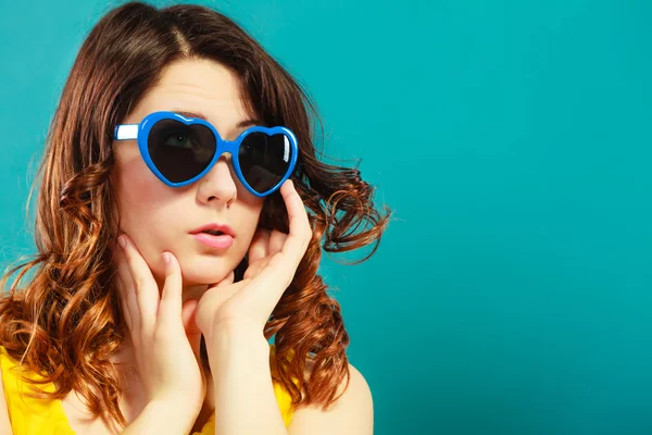 Girl  in  sunglasses posing — Stock Photo, Image