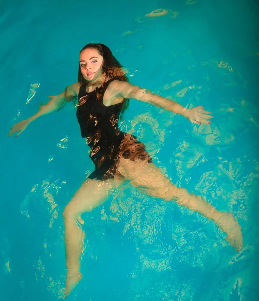 Woman relaxing at swimming pool — Stock Photo, Image