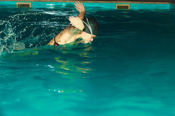 Kvinnan idrottsman simning — Stockfoto