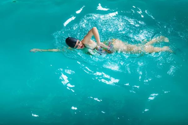 Mulher nadador realizando crawl estilo . — Fotografia de Stock