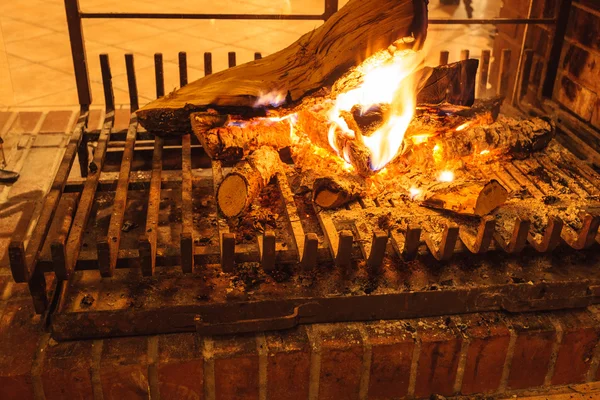 Feuer im Kamin. — Stockfoto