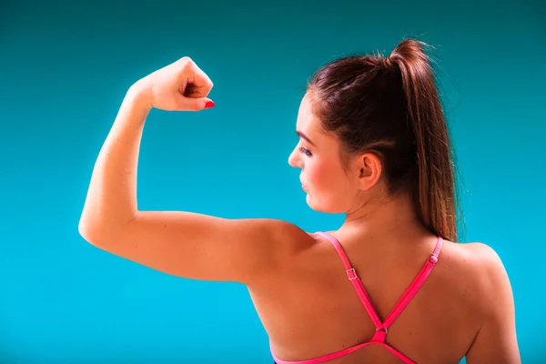 Girl swimmer showing muscles fit body — Stock Photo, Image