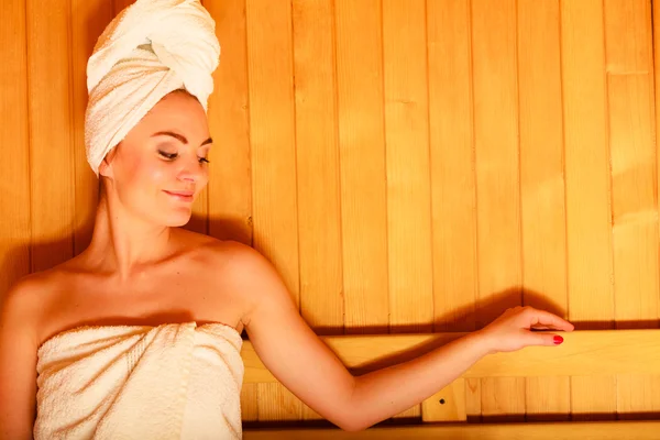 Femme relaxante dans un sauna en bois — Photo