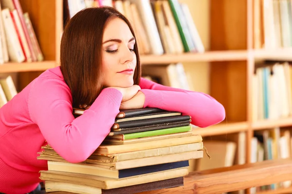 Estudiante en la biblioteca universitaria con libros —  Fotos de Stock