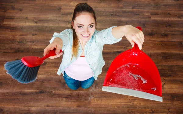 Mujer barriendo piso de madera —  Fotos de Stock