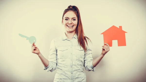 Woman holding red paper house and key — Stock Photo, Image