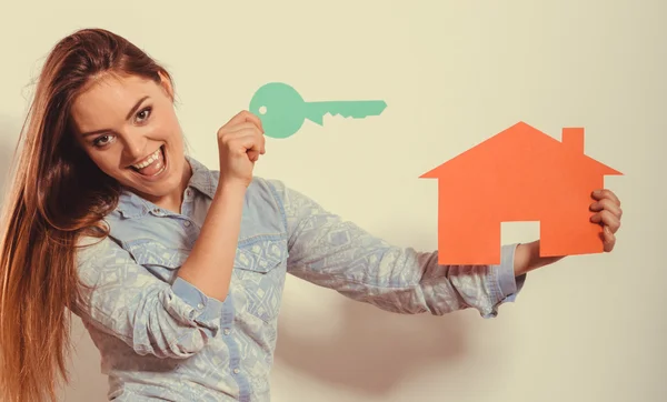 Woman holding red paper house and key — Stock Photo, Image