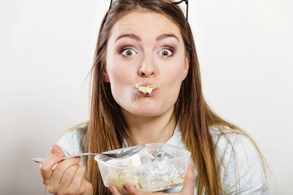 Frau isst frischen Gemüsesalat. — Stockfoto