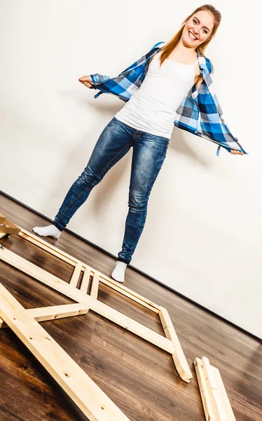 Mujer montando muebles de madera . — Foto de Stock