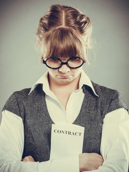 Businesswoman holding contract in hands. — Stock Photo, Image