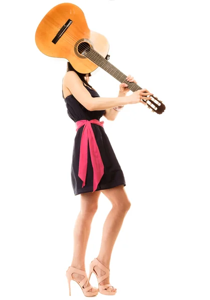 Meisje bedrijf akoestische gitaar — Stockfoto