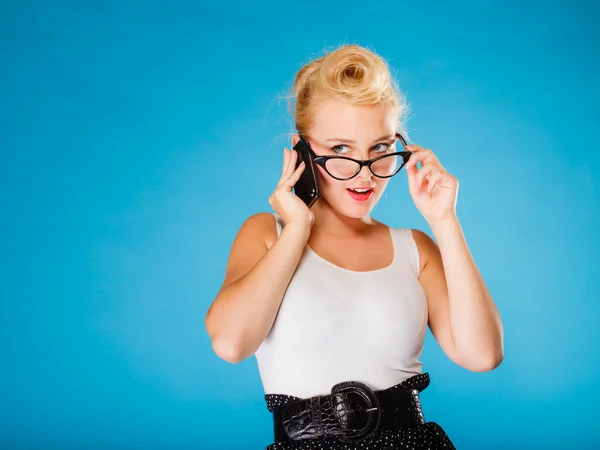 Chica sosteniendo smartphone — Foto de Stock