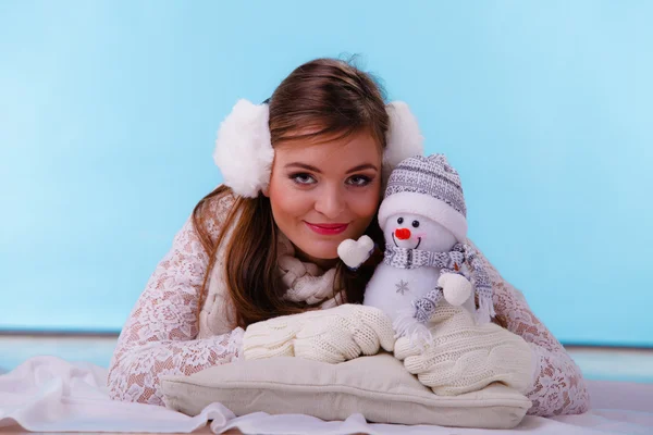 Jolie femme avec un bonhomme de neige. Mode d'hiver . — Photo