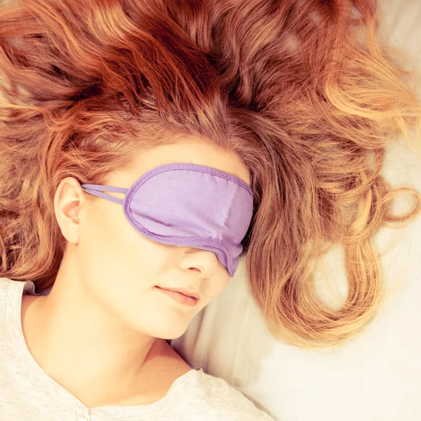 Femme endormie portant un masque de sommeil bandeau . — Photo