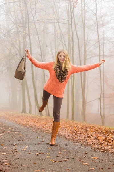 Carefree fashion woman relaxing in autumn park. — Stock Photo, Image