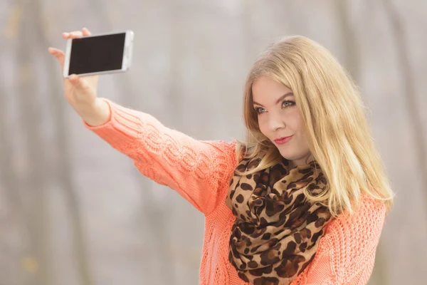 Mulher de moda feliz no parque tirar foto selfie . — Fotografia de Stock