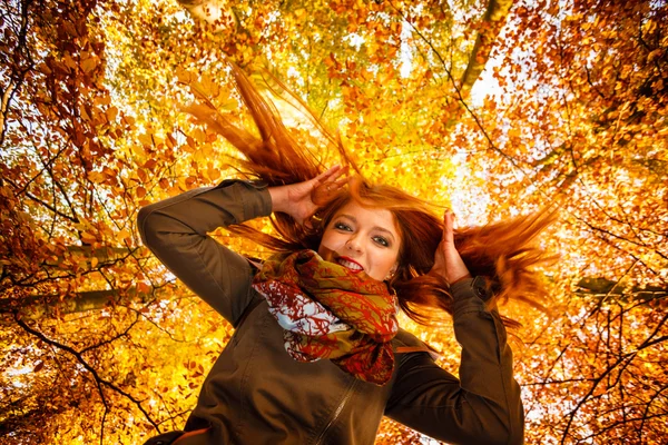 Angolo insolito di giovane donna nel parco autunnale — Foto Stock