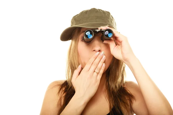 Mujer en ropa militar con prismáticos — Foto de Stock