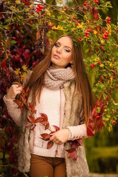 Portrait girl relaxing walking in autumnal park. — Stock Photo, Image