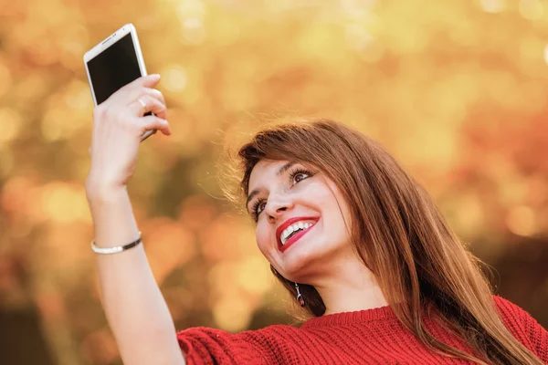 Girl taking self picture selfie with smartphone camera outdoors — Stock Photo, Image