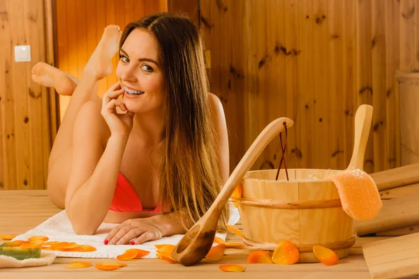 Jeune femme relaxante dans le sauna. — Photo