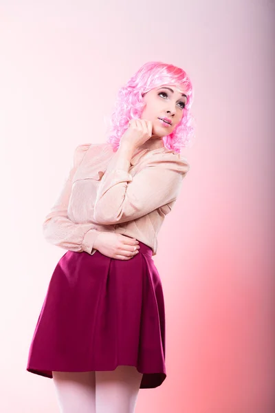 Woman in  pink wig  posing — Stock Photo, Image