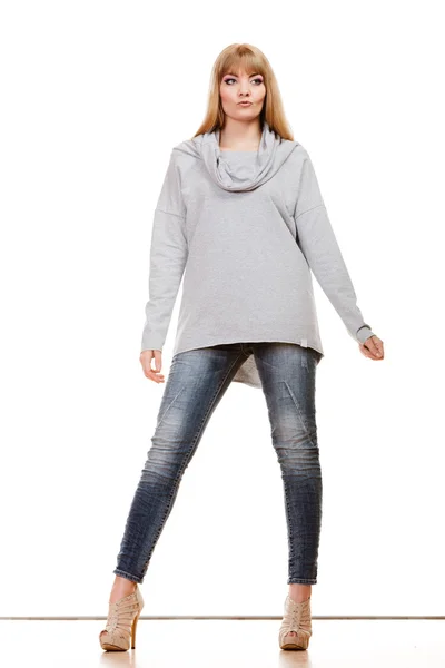 Mulher na moda loira em comprimento total — Fotografia de Stock