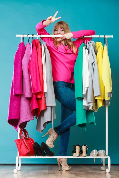 Kobieta wybierająca ubrania — Zdjęcie stockowe