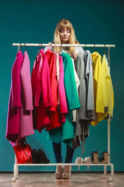 Kobieta wybierająca ubrania — Zdjęcie stockowe