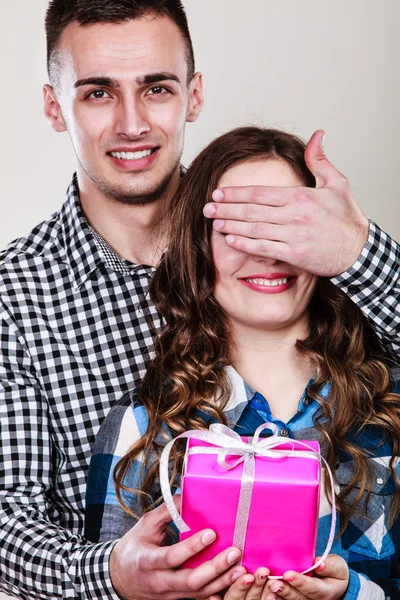 Homem surpreendente mulher alegre — Fotografia de Stock