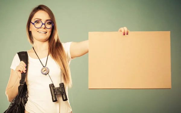 Vrouw liften met leeg teken — Stockfoto