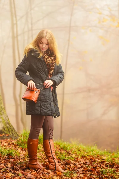 Femme marchant dans le parc — Photo