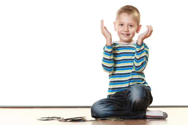 Junge spielt mit Bildungskarten — Stockfoto